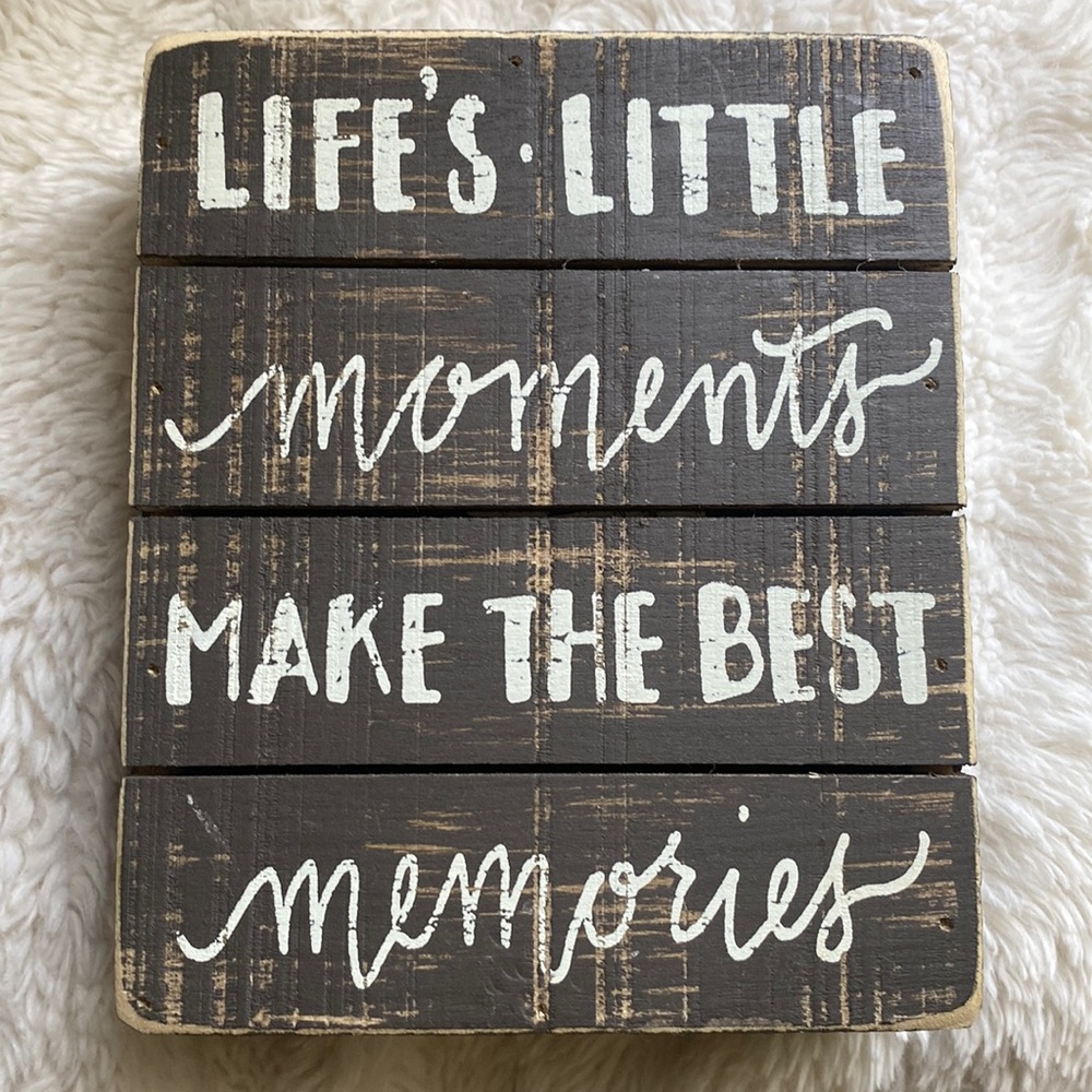 This "Life's Little Moments" box sign art lends sentimental style.